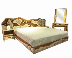 Эксклюзивная кровать из тополя с декоративными элементами из смолы